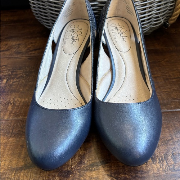Life Stride Navy Heels - Picture 2 of 8
